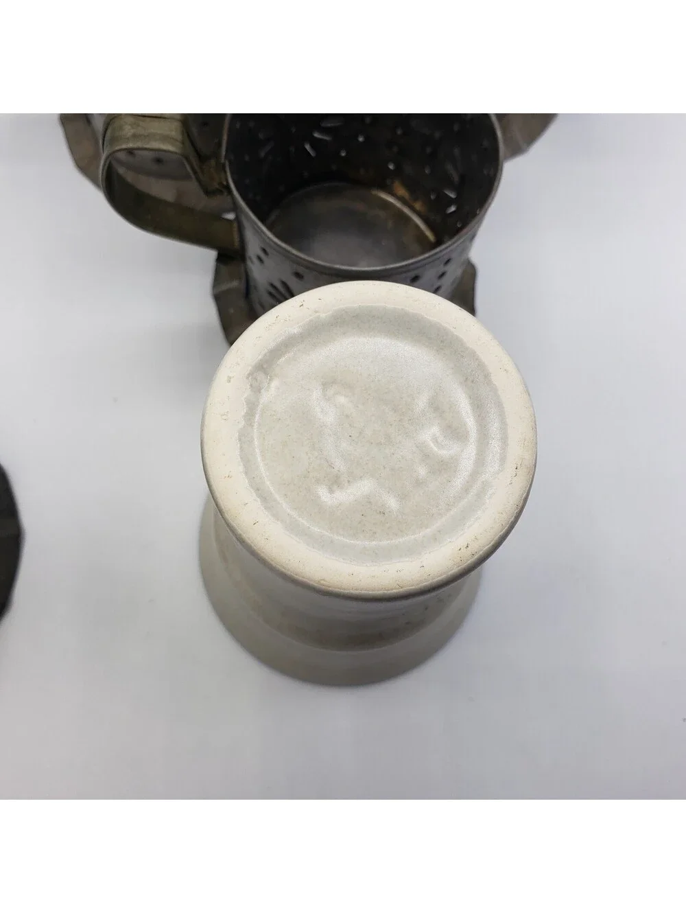 3 VTG Pfaltzgraff Yorktowne Tinsmith Stoneware Coffee Mug Cup Punched Tin Holder